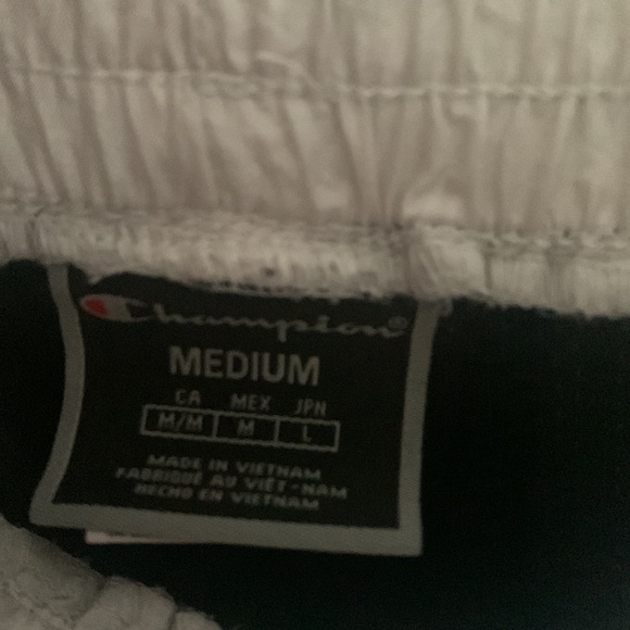 M | Champion Shorts - Picture 3 of 4